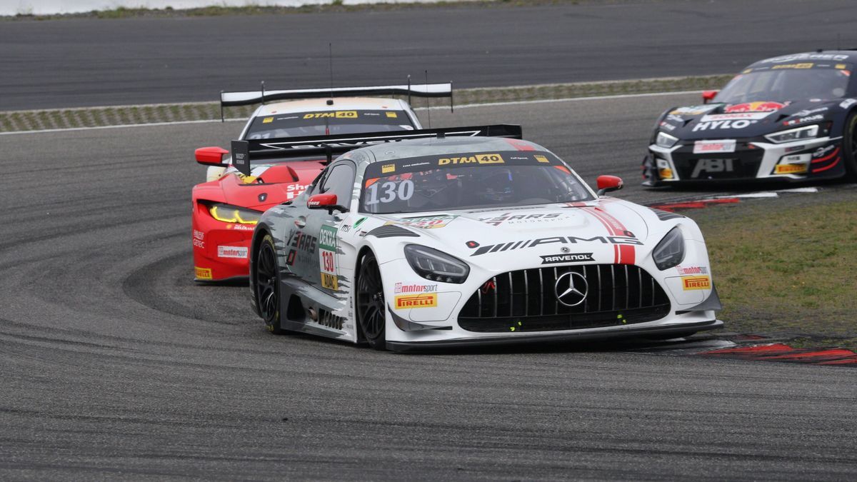 Maro Engel (DEU), Mercedes-AMG GT3 Evo, Team: WINWARD Racing (DEU) vor Sieger Rennen 2, Sonntag, Sheldon Van Der Linde (ZAF), 31, BMW M4 GT3, Team: Schubert Motorsport (DEU), Motorsport, DTM 2024, ...