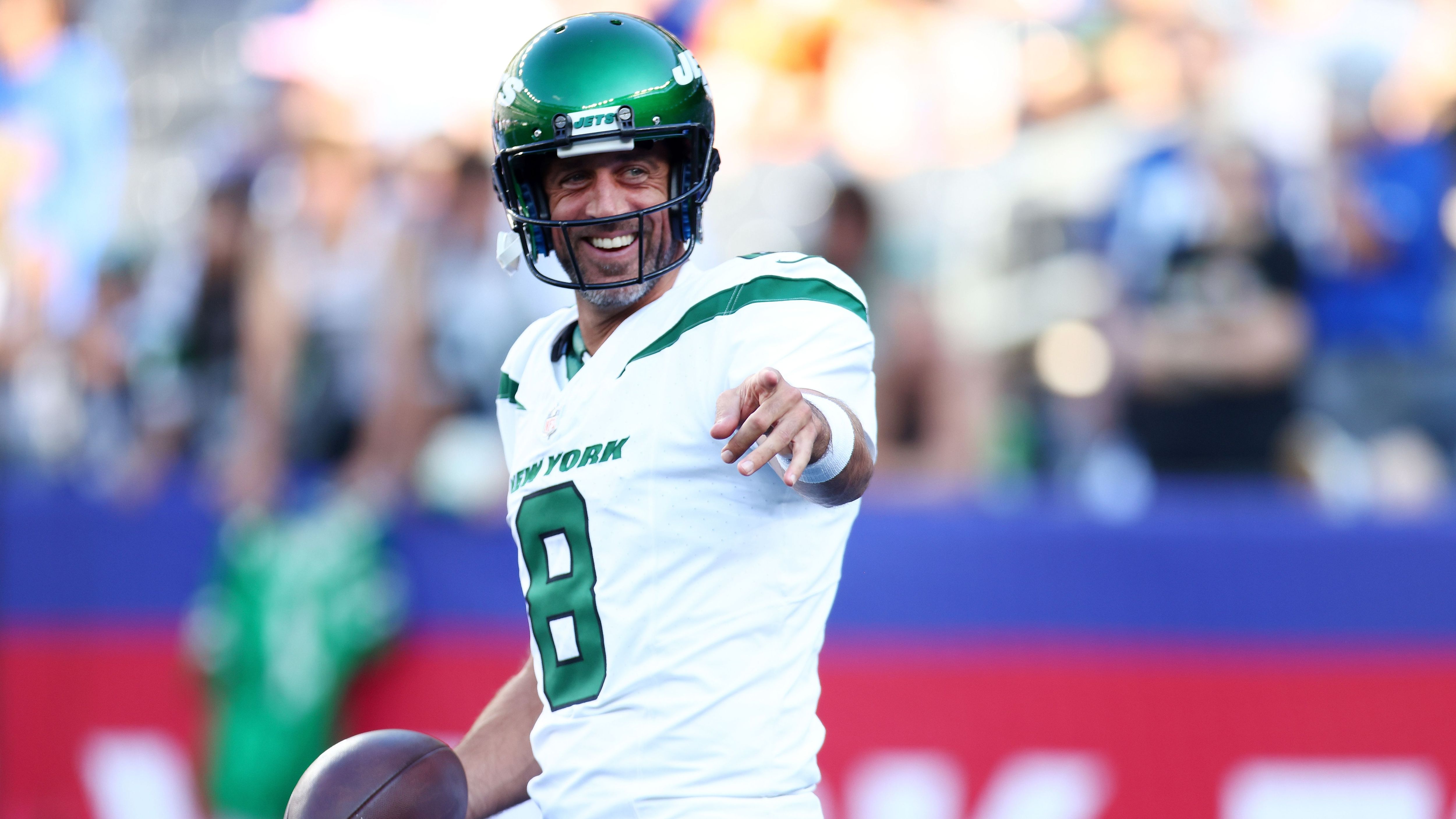 <strong>New York Jets: Quarterback Aaron Rodgers</strong><br>Es ist die offensichtlichste Wahl dieser Galerie: Rodgers ist ein Hall of Fame Quarterback, Super-Bowl-Sieger und viermaliger MVP. Die Defensive der Jets zählte letzte Saison zur Top 5 in zugelassenen Punkten und Yards, während die Offense statistisch zu den schlechtesten der NFL zählte. Mit Rodgers am Ruder ist ein deutlicher Sprung nach oben zu erwarten.&nbsp;