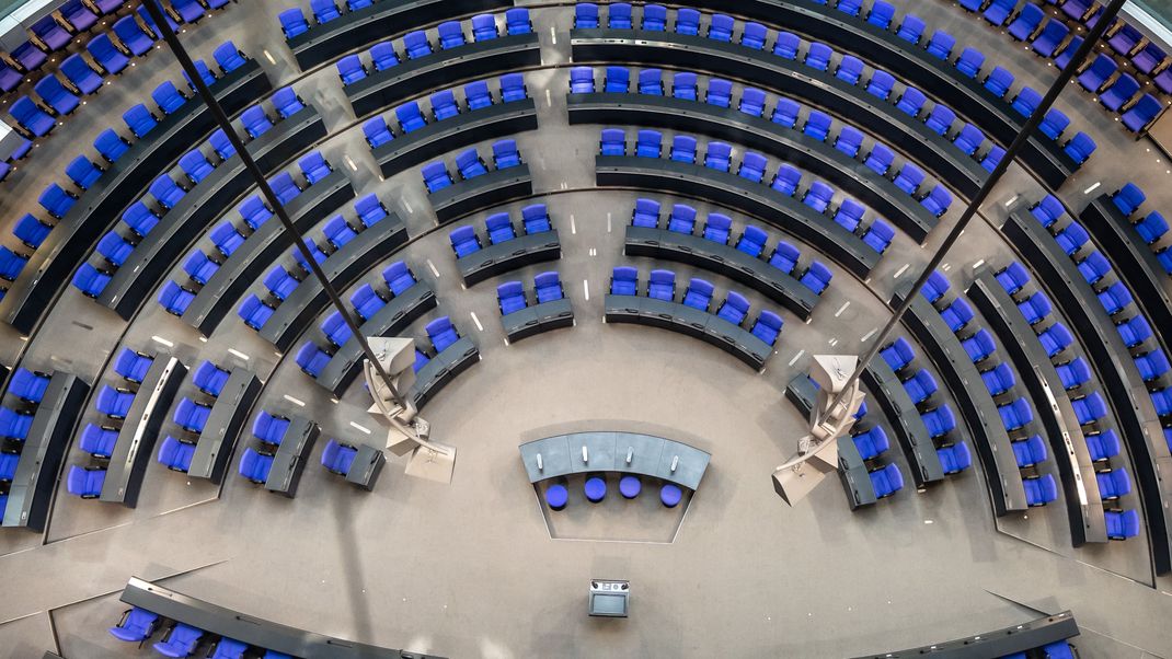 Blick in den umgebauten Plenarsaal des Deutschen Bundestag vor der konstituierenden Sitzung des Bundestags in der 21. Legislaturperionde. 