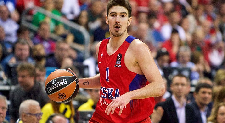 
                <strong>Nando de Colo (CSKA Moskau)</strong><br>
                Der Franzose wurde im NBA-Draft 2009 spät in der zweiten Runde von den San Antonio Spurs ausgewählt, wechselte aber erst nach ein drei Jahren in Valencia zu den Texanern. Dort erreichte der Point Guard direkt in seinem Rookie-Jahr die NBA-Finals, die gegen die Miami Heat verloren gingen. Im Anschluss tradeten die Spurs De Colo nach Toronto. Noch im Sommer 2014 stimmte der Franzose einem Wechsel zu CSKA Moskau zu. 2016 gewann er mit den Russen die Euroleague und wurde zum MVP gewählt.
              