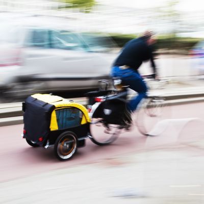 mit Fahrrad un Fahrradanhänger unterwegs