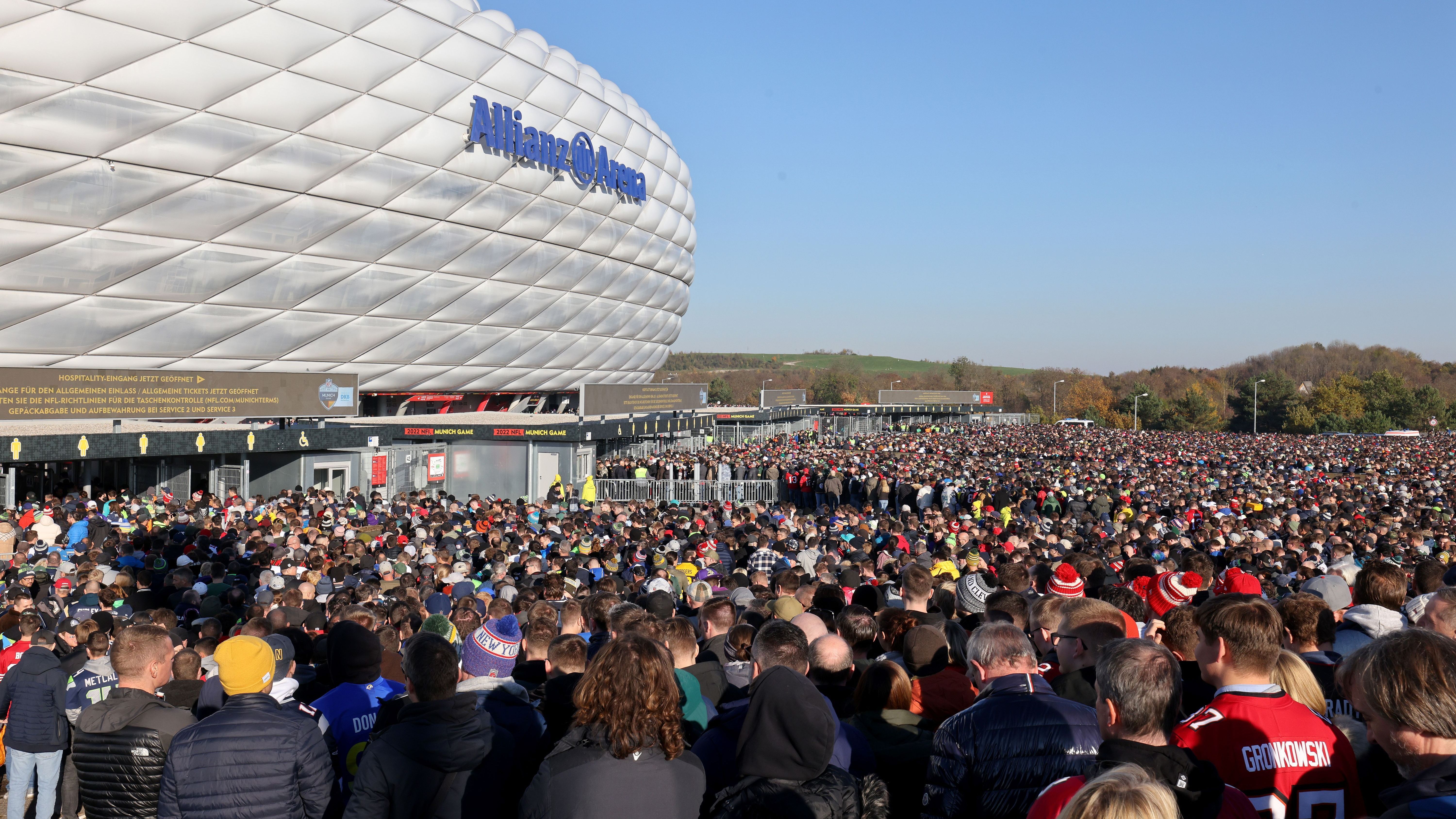 <strong>Einlass in München</strong><br>Der Einlass in München erfolgte erst um 13 Uhr (ursprünglich war sogar 13:30 Uhr geplant). Da sich schon um 10 Uhr Zehntausende Fans vor dem Stadion versammelten, war das Chaos, als die Tore endlich aufgingen, unausweichlich: lange Warteschlangen, Gedränge, Stillstand, Ärger.