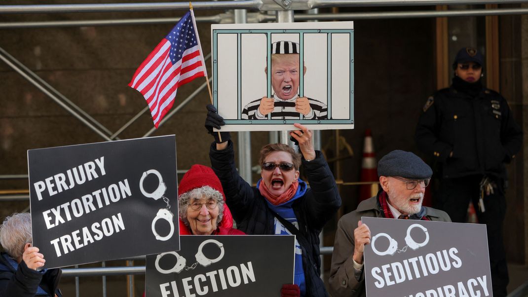 In New York versammelten sich auch viele Demonstrant:innen, die sich für eine Verhaftung Trumps aussprechen.