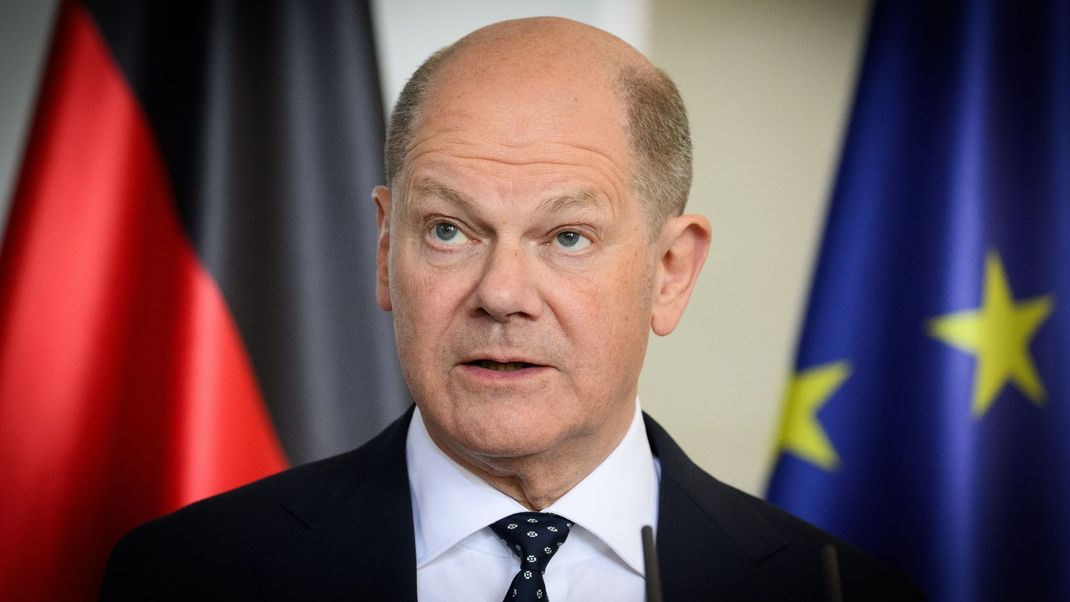 Bundeskanzler Scholz appelliert an die Bürger:innen für den Schutz der Demokratie, an Wahlen teilzunehmen.