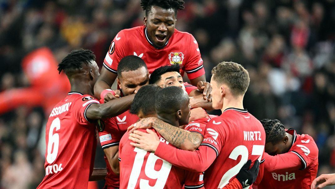 Bayer Leverkusen siegt im Achtelfinal-Hinspiel mit 2:0.