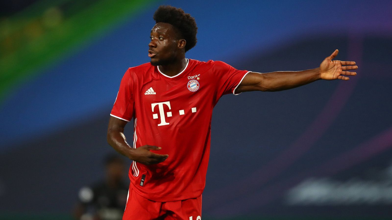 
                <strong>Linker Verteidiger: Alphonso Davies</strong><br>
                Der "Märchen-Transfer" des FC Bayern aus dem Winter 2018 ist auf dem besten Weg in Richtung Weltklasse. Mit seinen starken Leistungen hat Alphonso Davies dafür gesorgt, dass Alaba sich im Abwehrzentrum festspielen konnte. Der 19-Jährige ist ein echtes Laufwunder und übersprintet seine Gegenspieler mit einer beeindruckenden Lässigkeit. Sein Dribbling vor dem 5:2 gegen den FC Barcelona ist wohl eines der Highlights der diesjährigen Champions-League-Saison.
              