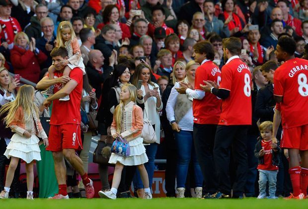 
                <strong>Steven Gerrard - Abschied vom FC Liverpool</strong><br>
                Nach einer Ansprache an die Fans und den Verein dreht Gerrard mit seinen Kindern die letzte Ehrenrunde. Gänsehaut-Momente an der Anfield Road.
              