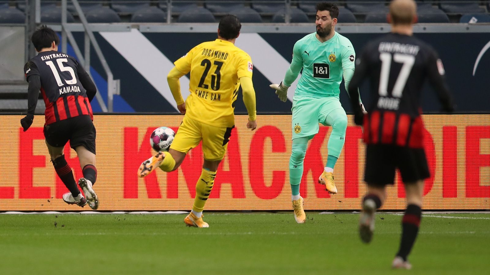 
                <strong>Roman Bürki</strong><br>
                Wird eigentlich kaum gefordert. Beim Gegentor in der 9. Minute nach missglückter Abseitsfalle auf dem verlorenen Posten. ran-Note: 4
              