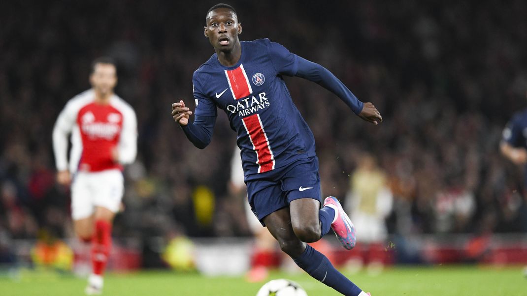 LONDON, ENGLAND - OCTOBER 1: Randal Kolo Muani of Paris Saint Germain passes the ball during the UEFA Champions League 2024 25 League Phase MD2 match between Arsenal FC and Paris Saint-Germain at Emirates Stadium on October 1, 2024 in London, England. FOOTBALL : Arsenal Vs Paris Saint-Germain - Ligue des Champions - 01 10 2024 SPP Panoramic PUBLICATIONxNOTxINxFRAxBEL