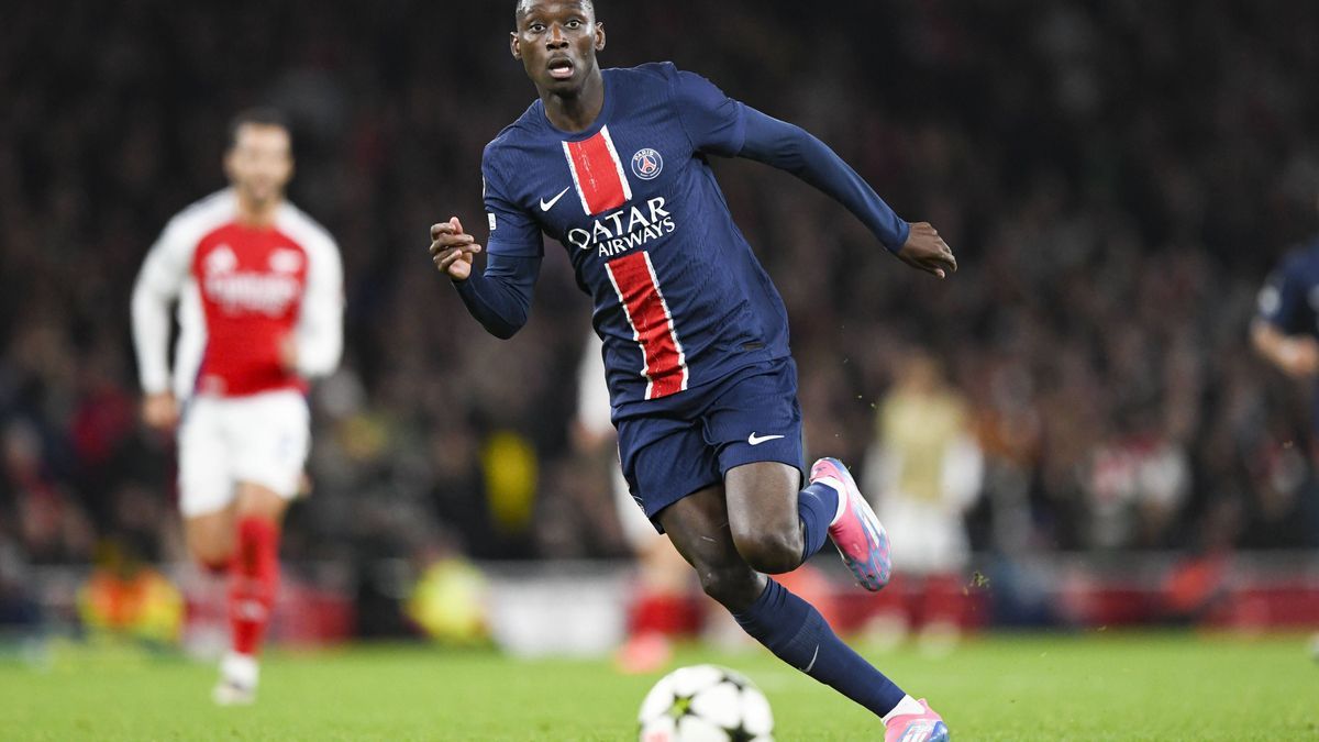 LONDON, ENGLAND - OCTOBER 1: Randal Kolo Muani of Paris Saint Germain passes the ball during the UEFA Champions League 2024 25 League Phase MD2 match between Arsenal FC and Paris Saint-Germain at E...