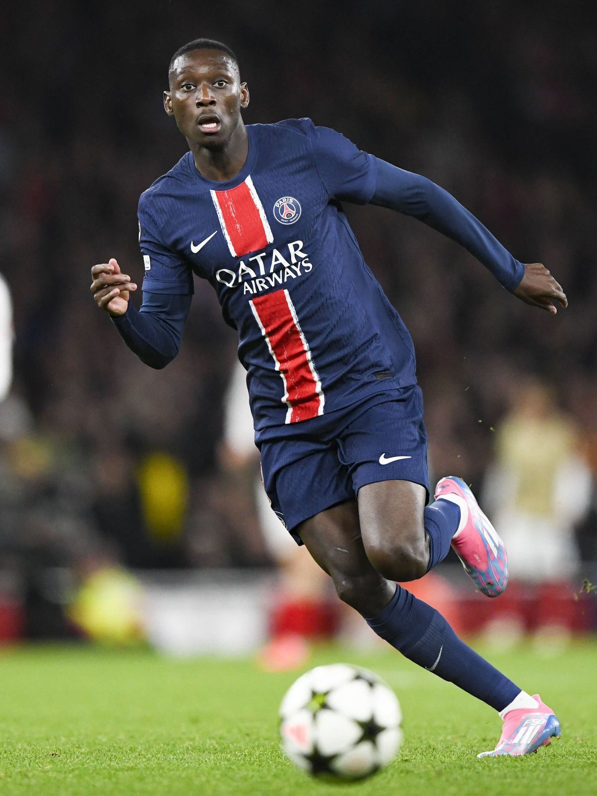 LONDON, ENGLAND - OCTOBER 1: Randal Kolo Muani of Paris Saint Germain passes the ball during the UEFA Champions League 2024 25 League Phase MD2 match between Arsenal FC and Paris Saint-Germain at E...