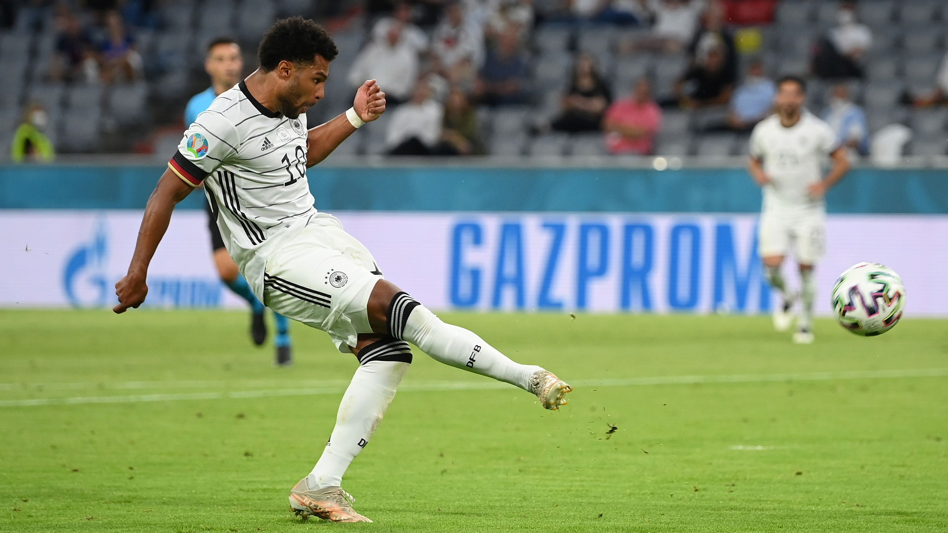 
                <strong>Linke Außenbahn: Serge Gnabry</strong><br>
                Auf der linken Seite komplettiert Serge Gnabry den Bayern-Block. Am Dienstag hatte er die mit Abstand beste Chance und war damit gewissermaßen noch der auffälligste Offensivakteur. Bei ihm hat man ein wenig das Gefühl, dass der Knoten einfach mal platzen muss.
              