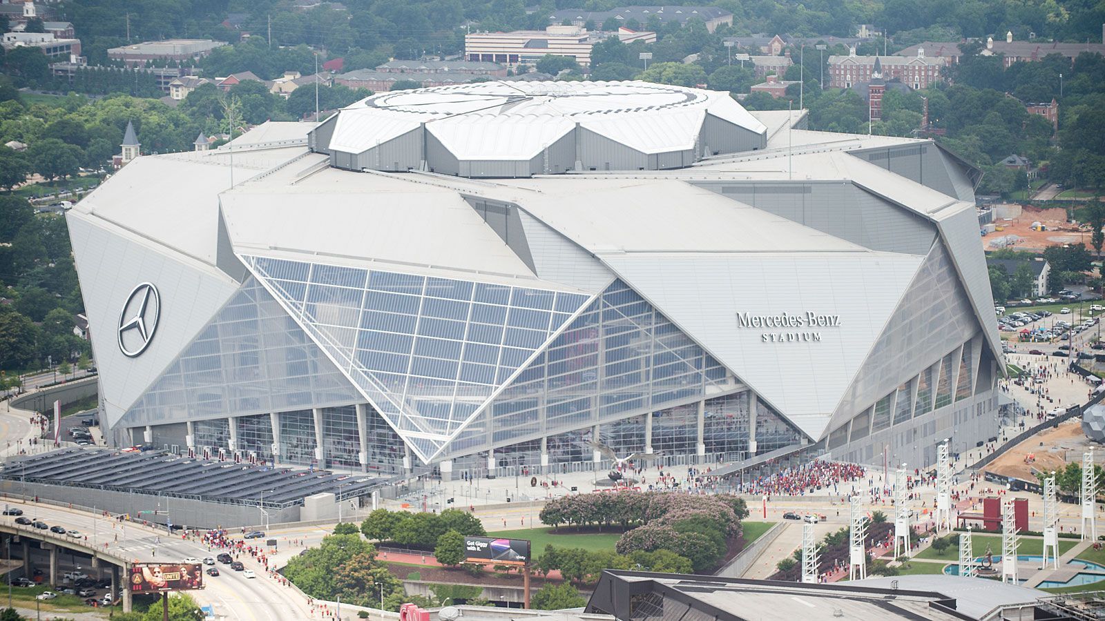 
                <strong>Premiere im Mercedes Benz-Stadium</strong><br>
                In dem im Jahr 2017 eröffneten, futuristischen Stadion wird erstmals ein Super Bowl ausgetragen. In Atlanta wurden allerdings im Georgia Dome schon zweimal Super Bowls gespielt, zuletzt im Jahr 2000.
              