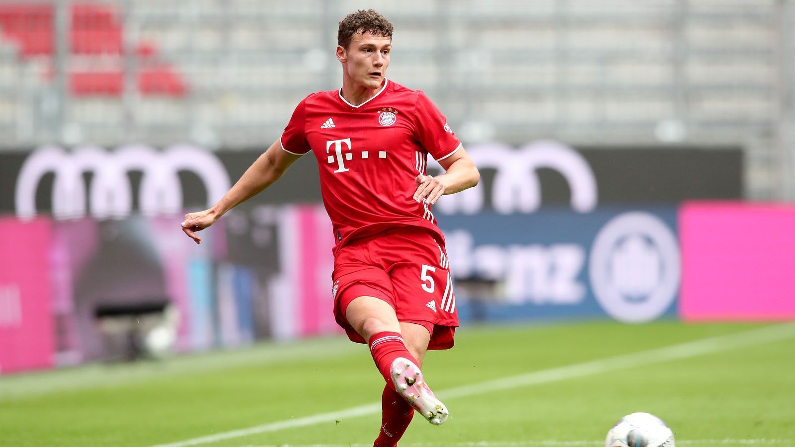 
                <strong>Benjamin Pavard (FC Bayern München)</strong><br>
                "Mir gefällt es wie Benji spielt, wie er Tore schießt und sie vorbereitet", lobt Davies seinen französischen Mitspieler. Pavard wechselte im vergangenen Sommer aus Stuttgart an die Säbener Straße und wurde nach einigen Anlaufschwierigkeiten zu einer tragenden Säule in der Defensive. In der Bundesliga absolvierte der 24-Jährige 32 Spiele und erzielte vier Tore, dazu bereitete er noch fünf Treffer vor. 
              