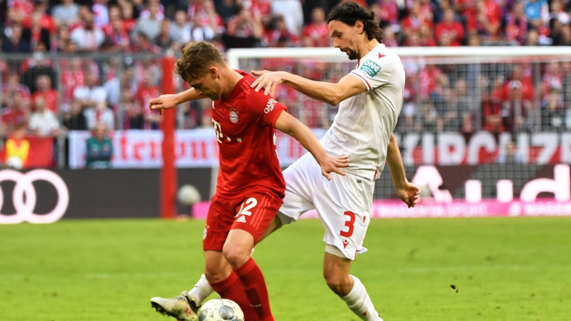 
                <strong>Verlierer: Neven Subotic</strong><br>
                Bis zur 39. Minute stand die Union-Abwehr recht sicher, doch dann erwischte sie Leon Goretzka im Tiefschlaf. Als Neven Subotic gerade den Ball klären wollte, schlich sich Goretzka von hinten an und spitzelte ihm den Ball weg. Da Subotic bereits ausgeholt hatte, traf er den vorbeilaufenden Goretzka und es gab folgerichtig Elfmeter. Da auch von seinen Mitspielern kein Kommando kam, ist Subotic selbstverständlich nicht der einzige Schuldige. Lewandowski blieb eiskalt und machte das wichtige 1:0. 
              