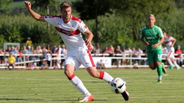 
                <strong>Simon Terodde (VfB Stuttgart)</strong><br>
                Simon Terodde (VfB Stuttgart): Wegen der Verletzungsanfälligkeit Ginczeks haben sich die Schwaben eine hochkarätige Absicherung geholt. Der Absteiger verpflichtete den letztjährigen Zweitliga-Torschützenkönig Terodde aus Bochum. Der 28-Jährige erzielte in der Spielzeit 2015/16 25 Liga-Treffer für den VfL, zum Aufstieg reichte es am Ende für den Ruhrpott-Klub aber mal wieder nicht - dieser soll nun in Stuttgart gelingen.
              