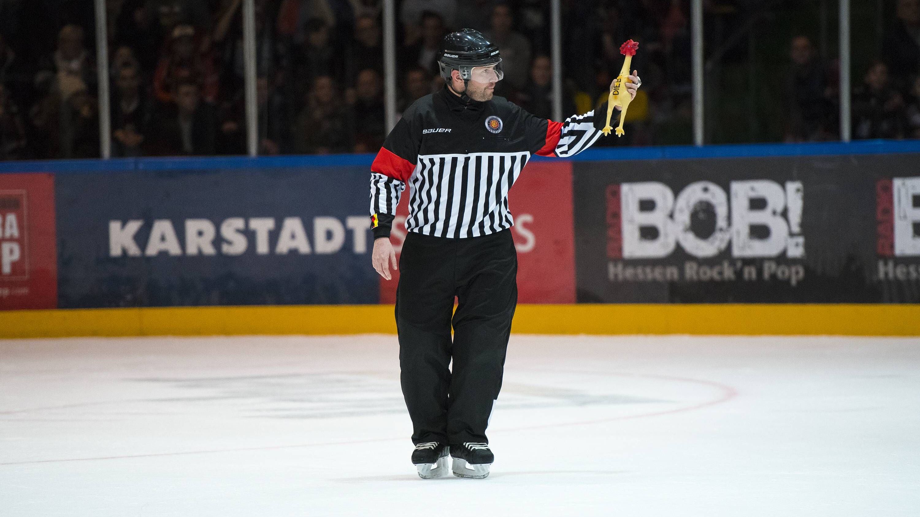 <strong>Zeichen der Schiedsrichter beim Eishockey</strong><br>Schiedsrichter verständigen sich auf dem Eis mit Hilfe von Zeichen, damit Spieler, Trainer, Zuschauer verstehen, was der Schiedsrichter entschieden hat. Bei der Eishockey-WM <a data-li-document-ref="359252" href="https://www.ran.de/sports/eishockey/wm/news/eishockey-wm2024-heute-live-uebertragung-im-free-tv-livestream-und-liveticker-spielplan-359252">live auf ProSieben, ProSieben MAXX, Joyn und ran.de</a> werden die Referees in den gestreiften Zebra-Trikots immer wieder im Mittelpunkt stehen. <em><strong>ran</strong></em> erklärt die Zeichen.