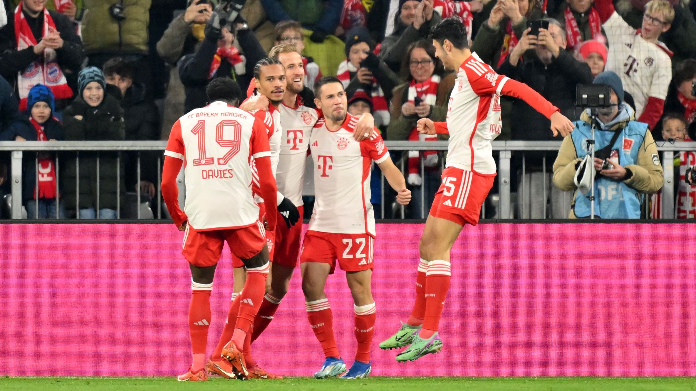 <strong>Die Noten zur Bayern-Machtdemonstration gegen Stuttgart</strong><br>Der FC Bayern gewinnt das Spitzenspiel am 15. Spieltag gegen den VfB Stuttgart souverän mit 3:0 (1:0). Teilweise ist es eine Machtdemonstration des Rekordmeisters. <em><strong>ran</strong></em> zeigt die Noten beider Teams in der Einzelkritik.