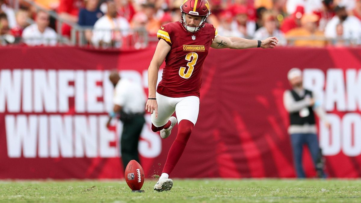 NFL, American Football Herren, USA Washington Commanders at Tampa Bay Buccaneers Sep 8, 2024; Tampa, Florida, USA; Washington Commanders place kicker Cade York (3) kicks off against the Tampa Bay B...