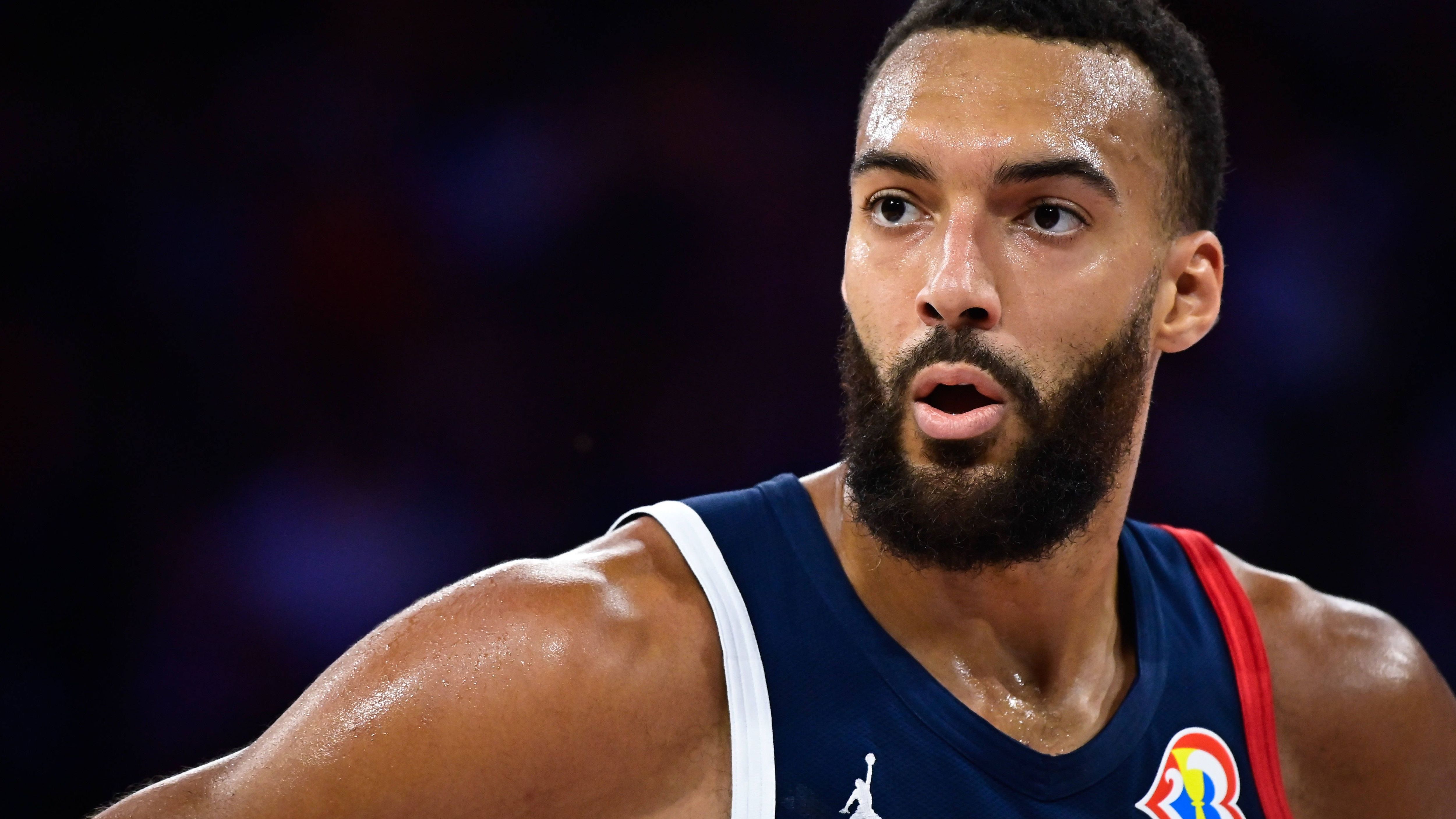 <strong>Rudy Gobert (Frankreich)</strong><br>Der französische Center Rudy Gobert ist die defensive Großmacht der Basketball-WM. Der dreimalige Defensive Player of the Year der NBA hat insbesondere durch seine Defense und Rebounding-Fähigkeiten maßgeblich zum jüngsten Erfolg der französischen Nationalmannschaft beigetragen. Nach Bronze in der letzten WM und Silber bei Olympia 2020 soll nun endlich der ganz große Triumph glücken.