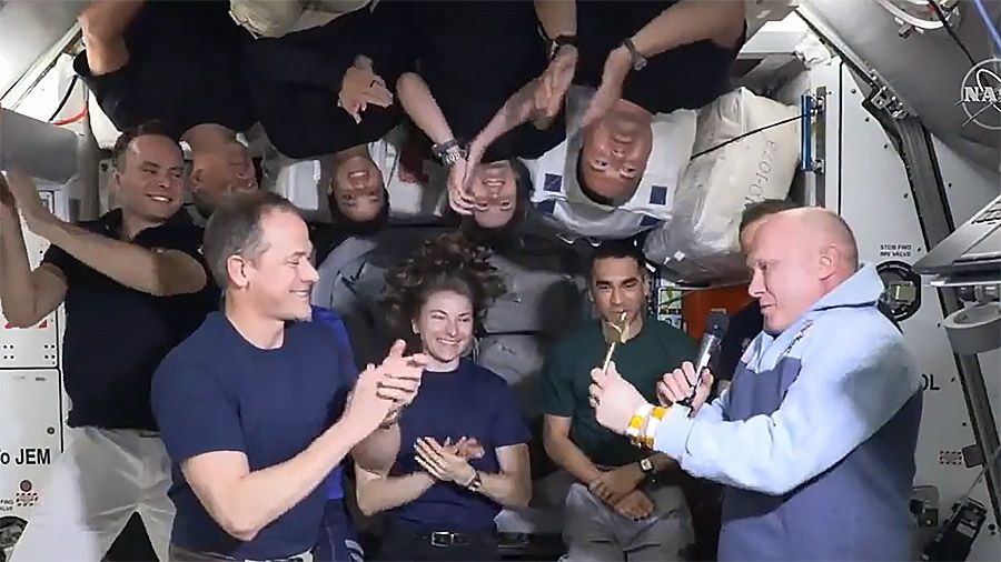Jahrelang arbeiteten US-Amerikaner und Russen freundschaftlich auf der ISS zusammen. Das Kommando über die Station wechselte regelmäßig hin und her, wie hier von NASA-Astronaut Tom Marshburn zu Kosmonaut Oleg Artemjew.