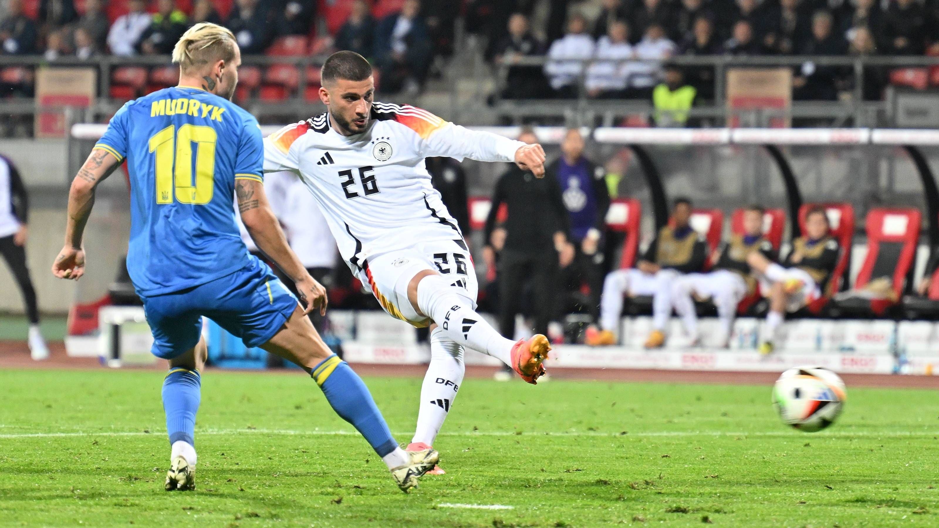 <strong>Deniz Undav</strong><br>Darf im zweiten Durchgang mitmachen. Geht auf die 10 und ersetzt dort Kapitän Gündogan. Hat mächtig Zug zum Tor, verpasst in der Nachspielzeit völlig allein vor dem Tor aber den Siegtreffer. <strong><em>ran</em>-Note:</strong> <strong>3</strong>