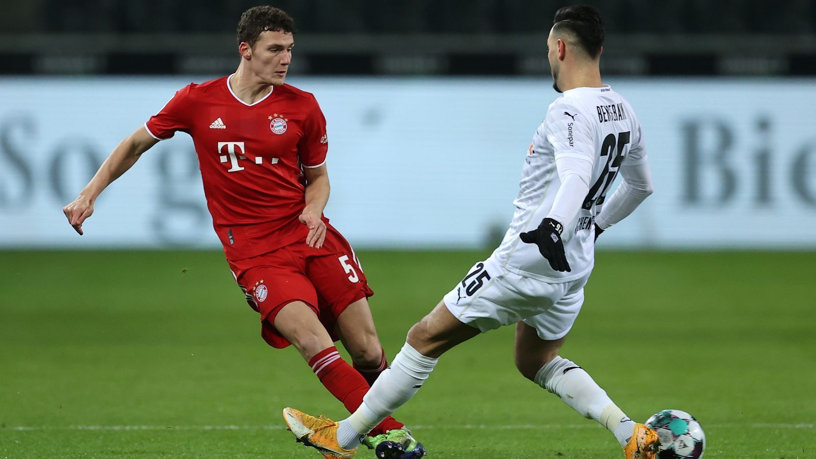 
                <strong>Benjamin Pavard</strong><br>
                Der französische Weltmeister hat einen wackligen Beginn in das Spiel, kommt im Laufe der ersten Hälfte aber besser rein. Schaltet sich offensiv immer wieder mit ein, bringt aber wenig Leben in die Angriffe des deutschen Rekordmeisters. ran-Note: 4
              