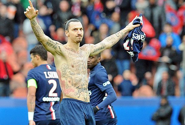 
                <strong>Bemalter Oberkörper: Ibrahimovic setzt Zeichen gegen Hunger</strong><br>
                Der schwedische Superstar hat sich vor dem Spiel 50 Namen auf seinen Oberkörper schreiben lassen. Der 33-Jährige unterstützt so das Projekt "805 Millionen Namen", mit dem das Welternährungsprogramm (WFP) auf den Hunger auf der Welt aufmerksam machen will.
              