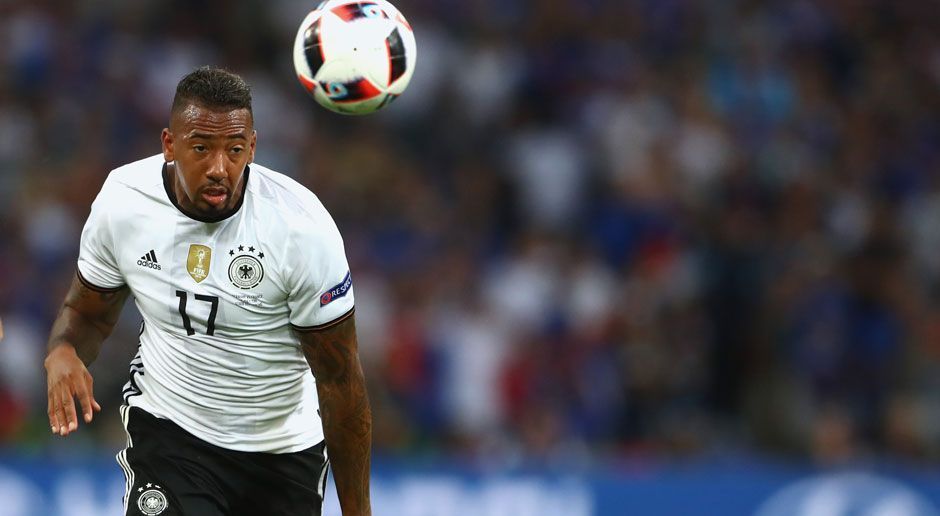 
                <strong>Jerome Boateng (FC Bayern München)</strong><br>
                Wenn der Oberschenkel wieder verheilt ist, wird auch Jerome Boateng mit nach Russland fahren. Hunterprozentig fit ist Boateng einer der besten Innenverteidiger der Welt, bildet zusammen mit Mats Hummels sowohl im Verein als auch in der Nationalelf ein Bollwerk, um das uns viele Nationen beneiden dürften.
              