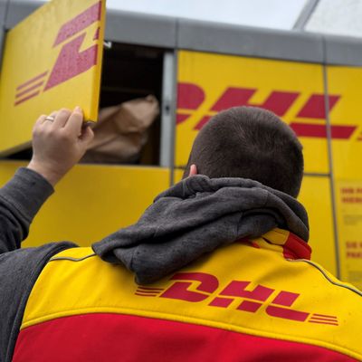 Paketzusteller wie DHL wollen ihre Packstationen in Deutschland massiv ausbauen.