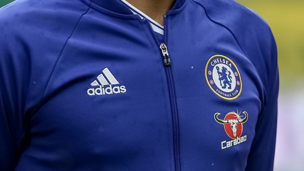 
                <strong>FC Chelsea</strong><br>
                Premier-League-Konkurrent FC Chelsea ist ebenfalls auf den Zug aufgesprungen. Die "Blues" stellten jüngst den Energy-Drink-Hersteller "Carabao" als Trainingsshirt-Sponsor vor.
              