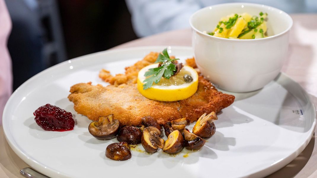 Frischer Kartoffel-Gurken-Salat mit braunen Champignons und einem Kalbsschnitzel.