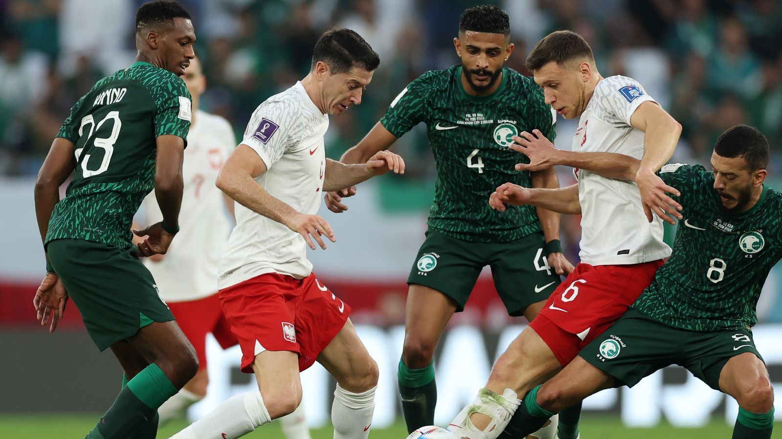 
                <strong>Robert Lewandowski-Watch: So schlug sich Polens Torjäger gegen Saudi-Arabien</strong><br>
                In der Anfangsphase hing Lewandowski in der polnischen Offensive komplett in der Luft, bekam keinen einzigen Ball und rieb sich immer wieder an der aggressiven Defensive Saudi-Arabiens auf. Das hatte sich "Lewy" sicherlich ganz anders vorgestellt.
              