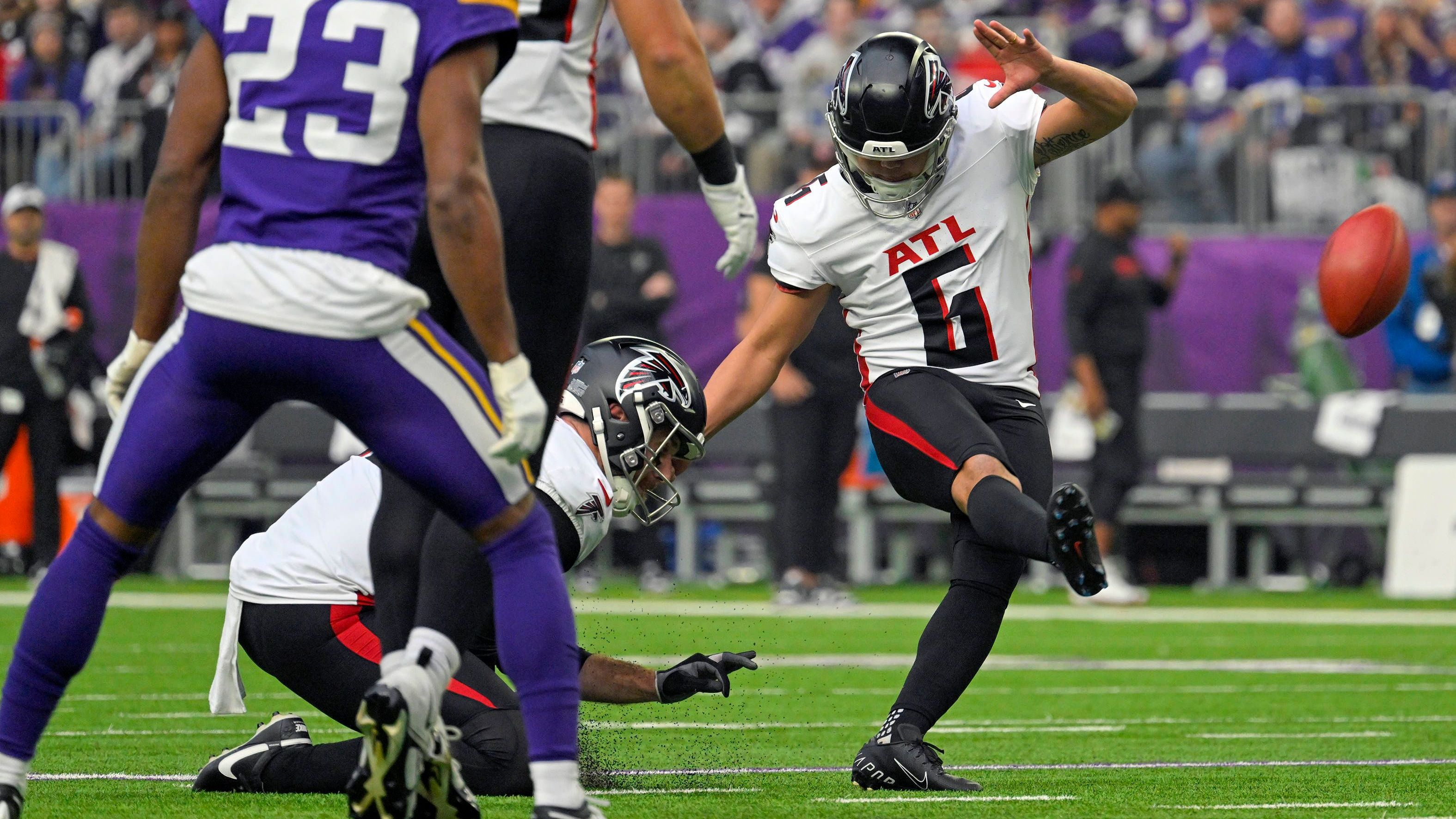 <strong>Atlanta Falcons 24:21 Minnesota Vikings</strong><br>Week 1: Die Falcons verlieren hauchdünn, das ausgleichende Field Goal geht drei Sekunden vor Ende vorbei. Minnesota mit JJ McCarthy dreht gegen Chicago im Schlussviertel auf. In Week 2 schreibt Michael Penix Jr. die Geschichte um, legt ein starkes letztes Quarter hin und verpasst den Vikings die erste Pleite.