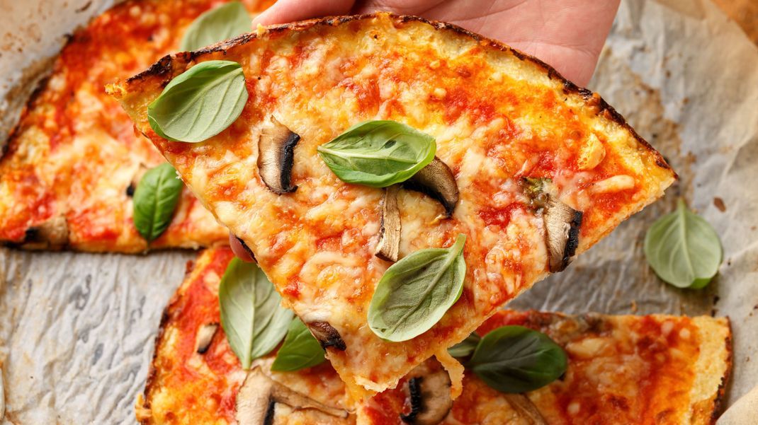Es gibt unzählige Varianten von Pizza - versuch's doch mal mit dieser hier: absolut Low Carb!