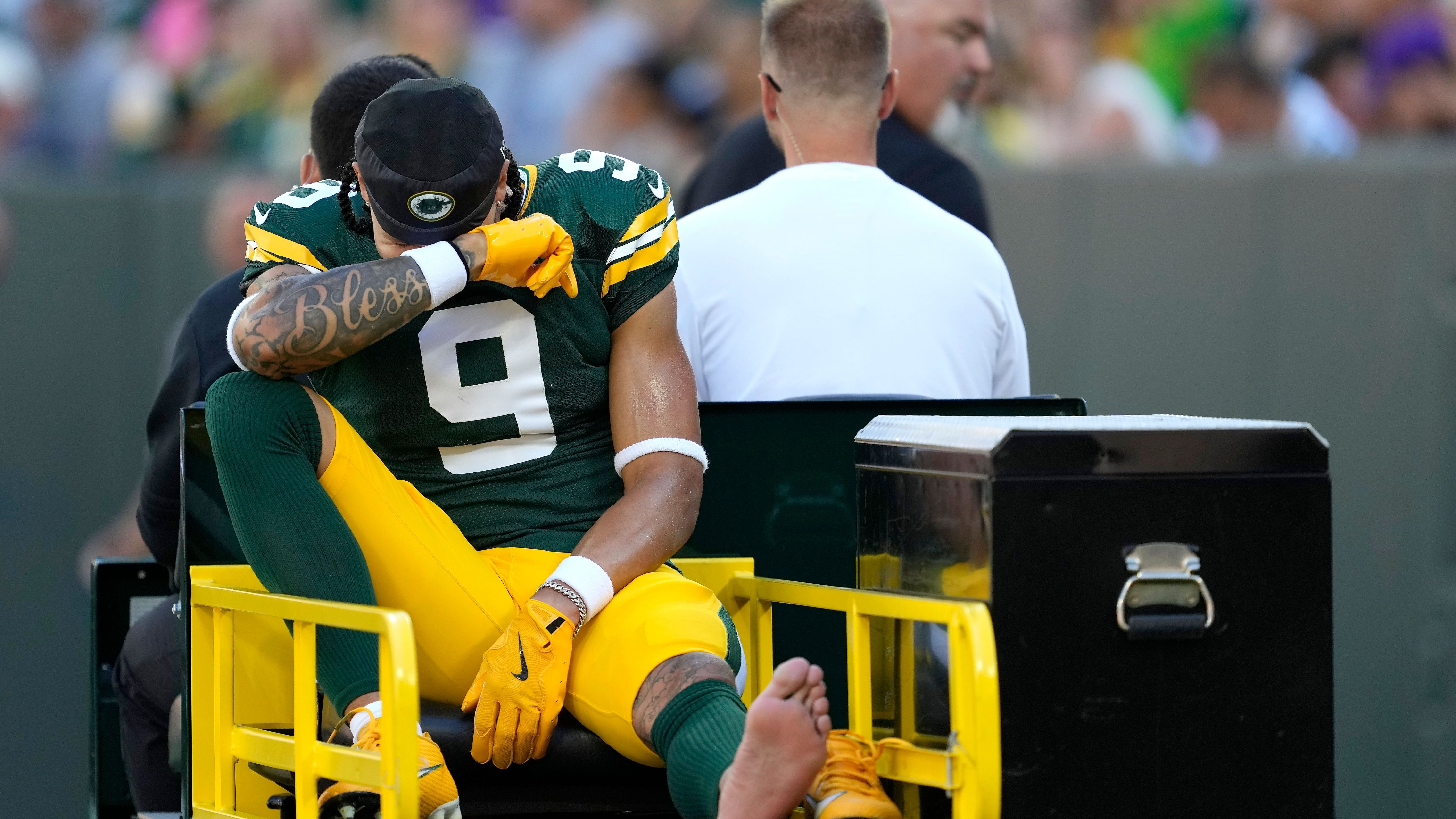 <strong>Christian Watson (Green Bay Packers)</strong><br>Eine Halbzeit zum Vergessen erlebten die Packers gegen die Vikings. Neben einem 0:21-Rückstand im zweiten Viertel musste die Franchise zudem eine Verletzung von Receiver Christian Watson hinnehmen. Der 25-Jährige musste mit dem Medical Cart vom Feld gebracht werden. Wenig später gab das Team bekannt, dass er mit einer Knöchelverletzung mindestens eine Woche ausfällt.