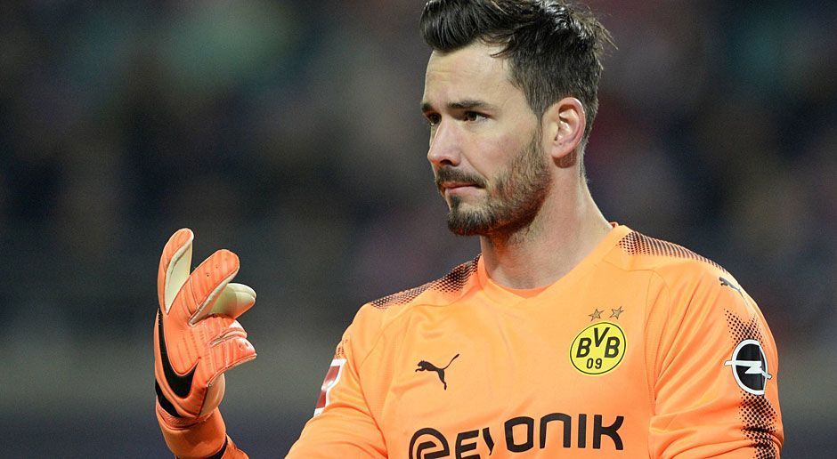 
                <strong>Roman Bürki</strong><br>
                Der Keeper ist beim 1:2 gegen Salzburg zunächst weitgehend beschäftigungslos, pariert dann stark gegen Hwang. Beim anschließenden Dabbur-Kopfball hat er Glück, dass Schmelzer aufpasst. Auch bei Hwangs Pfostentreffer ist der Schweizer machtlos. Kurz nach der Pause muss er den Ball dann nach Berishas Doppelpack zwei Mal aus dem Netz pflücken. ran-Note: 3
              