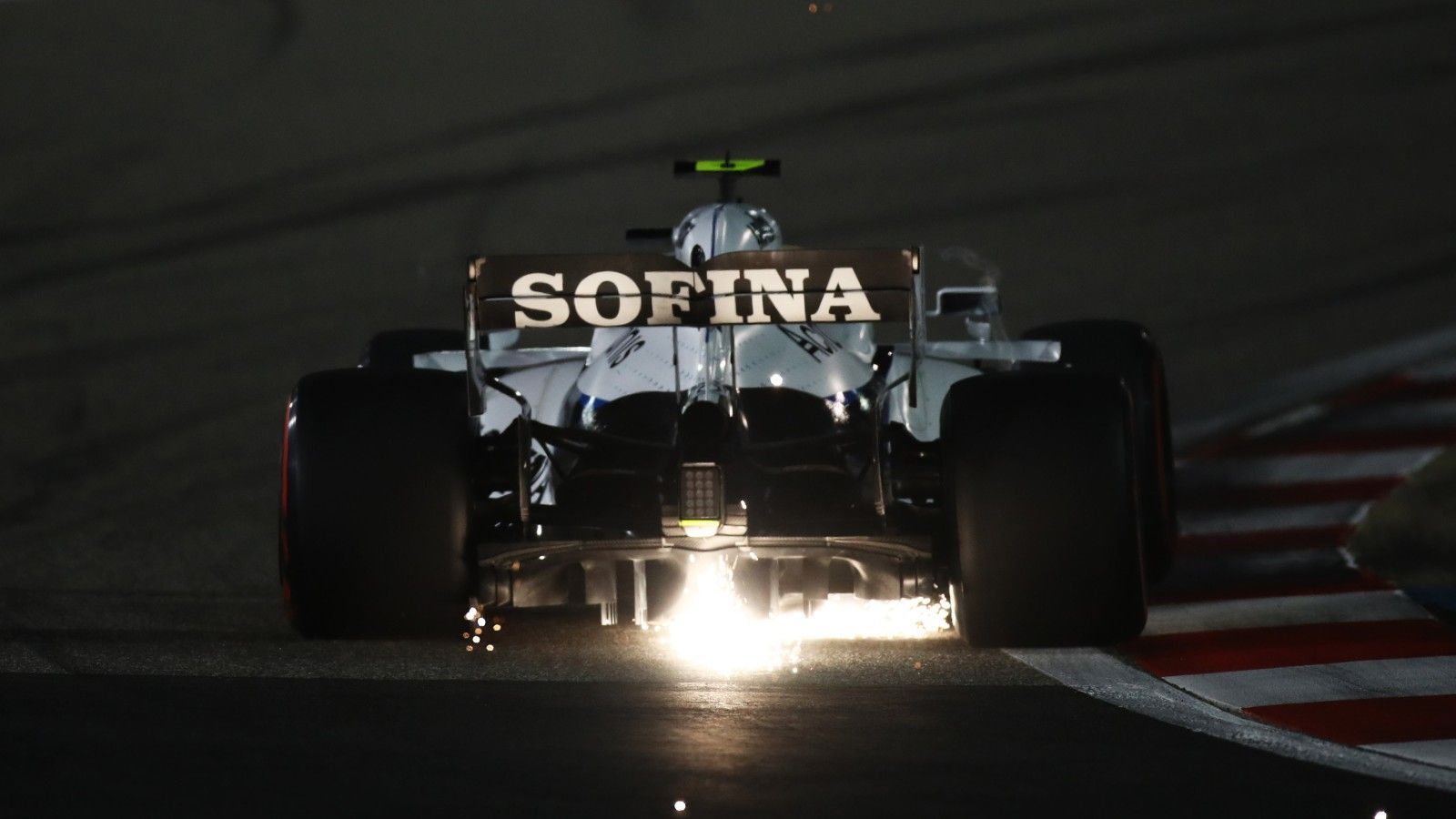
                <strong>Neues Aerodynamik-Reglement</strong><br>
                Je erfolgreicher ein Team 2020 gefahren ist, desto weniger Zeit darf es zur neuen Saison hin im Windkanal verbringen und dementsprechend dort weniger Versuche fahren. Mercedes wird also die geringste Zeit bekommen, Schlusslicht Williams kann sich dagegen deutlich mehr ausprobieren.
              