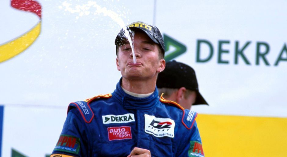 
                <strong>Das ist DTM-Experte Timo Scheider</strong><br>
                Timo Scheider ging den klassischen Weg in den Motorsport, saß mit zehn Jahren erstmals in einem Kart. Der Kart Winterpokal Kerpen war 1992 die erste Trophäe, die er nach Hause holte. Den Deutschen Junioren-Kart-Pokal gewann er 1994. Danach ging es in den Formelsport: die Formel Renault 1800-Meisterschaft, die Deutsche Formel Renault 2000-Meisterschaft und die Formel 3.
              