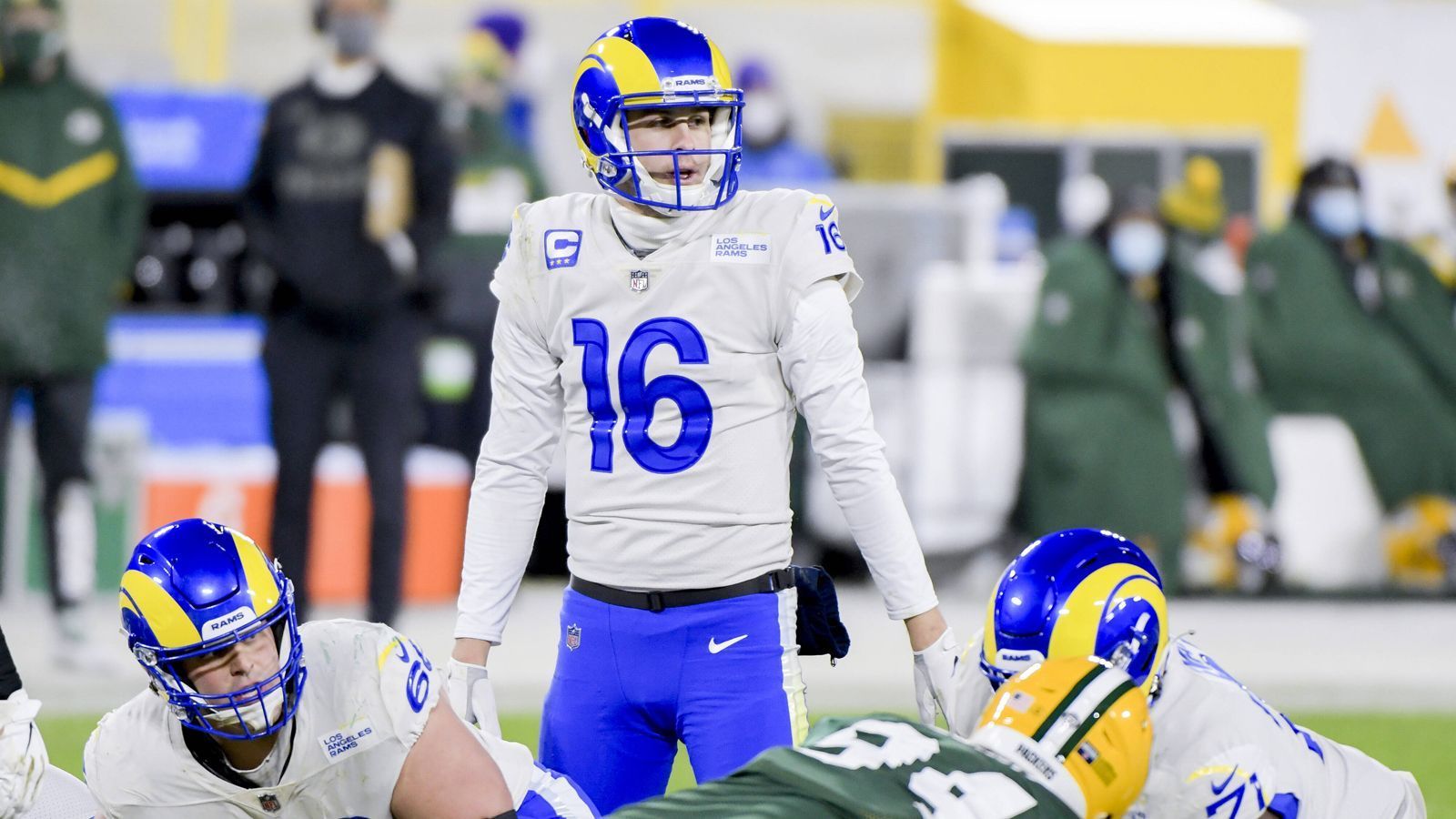 
                <strong>Los Angeles Rams</strong><br>
                Etwas überraschend tauchen auch die Los Angeles Rams auf dieser Liste auf. Nach ihrem Ausscheiden in der Divisional Round gegen die Green Bay Packers haben weder Head Coach Sean McVay noch General Manager Les Snead Jared Goff (Bild) ihr Vertrauen ausgesprochen. Zuletzt tauchte sogar ein Bericht auf, dass die Rams versuchen würden, Goff zu traden. Viele Optionen haben die Rams dabei nicht, denn aktuell liegen sie mit 27,6 Millionen über dem Salary Cap. Zudem besitzen sie keinen Erstrundenpick im kommenden Draft. Somit blieb wohl nur eine Art Quarterback-Tausch, doch die beiden Top-Optionen Watson und Stafford sind wohl außer Reichweite. Snead und McVay müssen also kreativ werden, wenn sie einen neuen Spielmacher haben wollen.
              