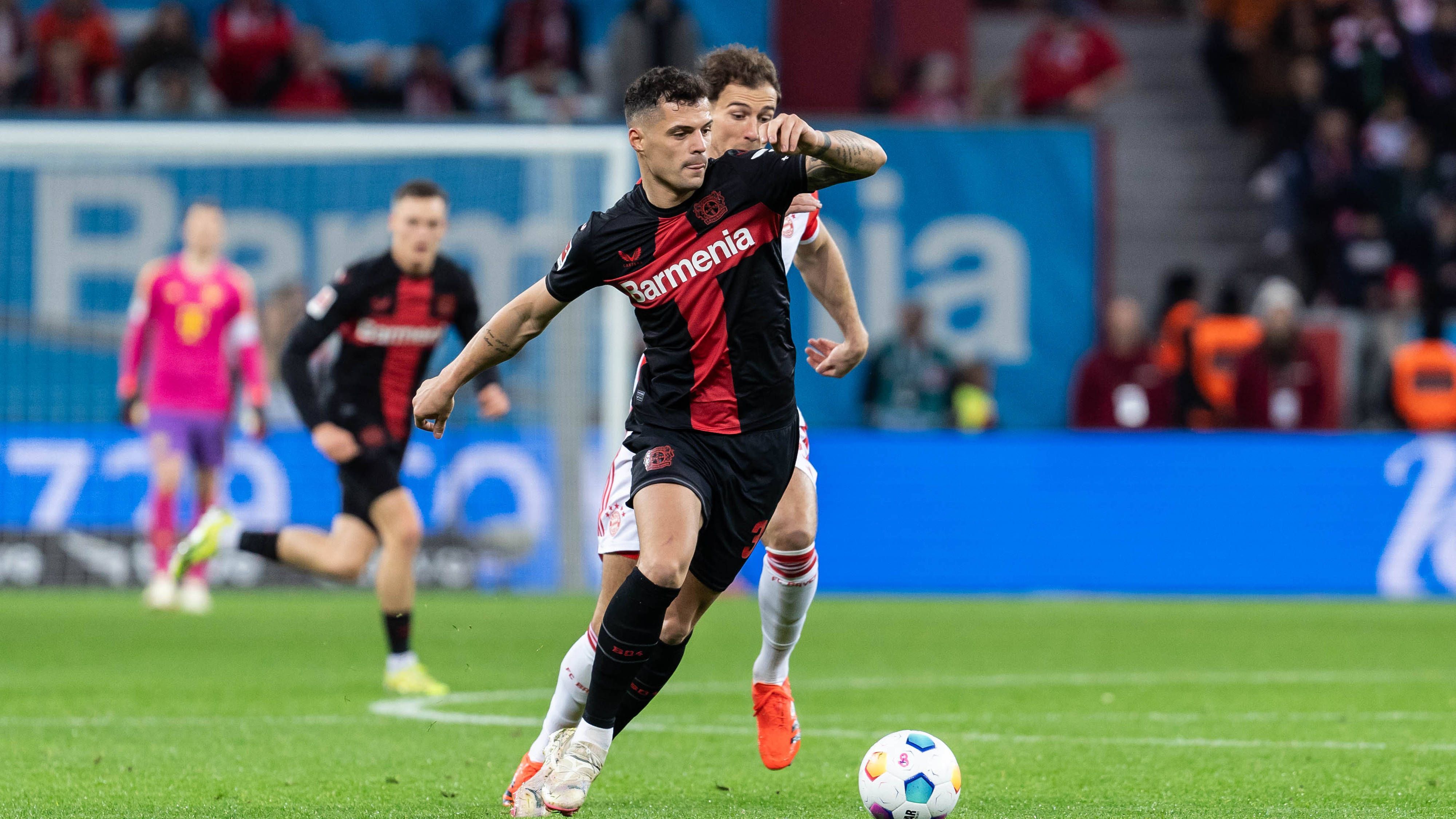 <strong>Granit Xhaka (Bayer Leverkusen)</strong><br>Physisch stark und gewohnt ballsicher. Gewinnt viele Bälle und setzt immer wieder gefährliche Akzente im Spielaufbau, wie bei seinem starken Außenristpass auf Adli kurz vor der Halbzeit. Schaltet Bayerns-Zentrum nahezu komplett aus.&nbsp;<strong><em>ran</em></strong><strong>-Note: 2</strong>