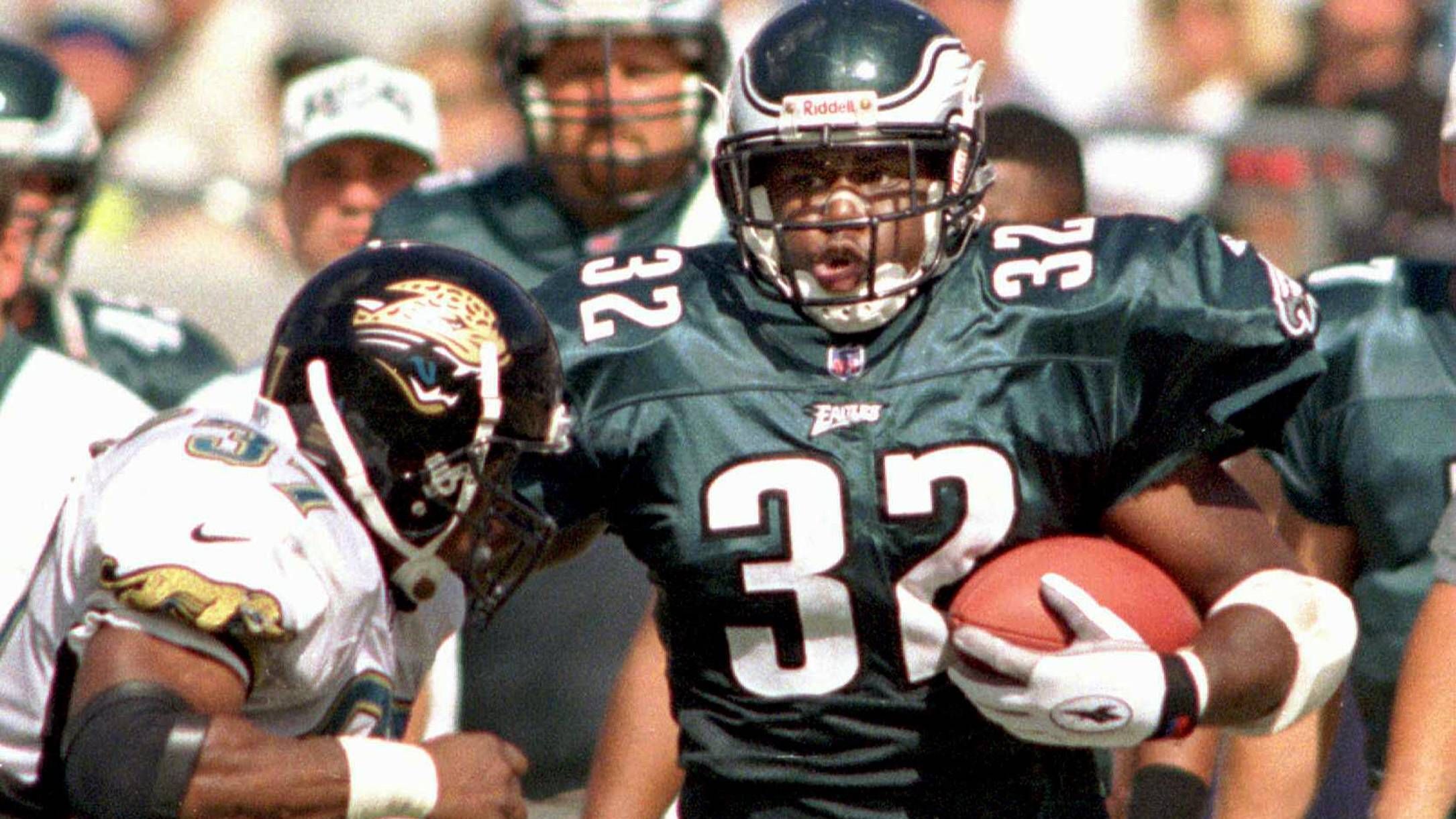 <strong>Ricky Watters (re.)</strong><br>Position: Running Back<br>Teams:&nbsp;San Francisco 49ers (1991 – 1994), Philadelphia Eagles (1995 – 1997), Seattle Seahawks (1998 – 2001)<br>Erfolge: Super-Bowl-Sieg (XXIX), Fünf Mal Pro Bowl<br>Halbfinalist, der es 2024 nicht in die Hall of Fame geschafft hat<br>Halbfinalist für HoF-Aufnahme: 4 Mal