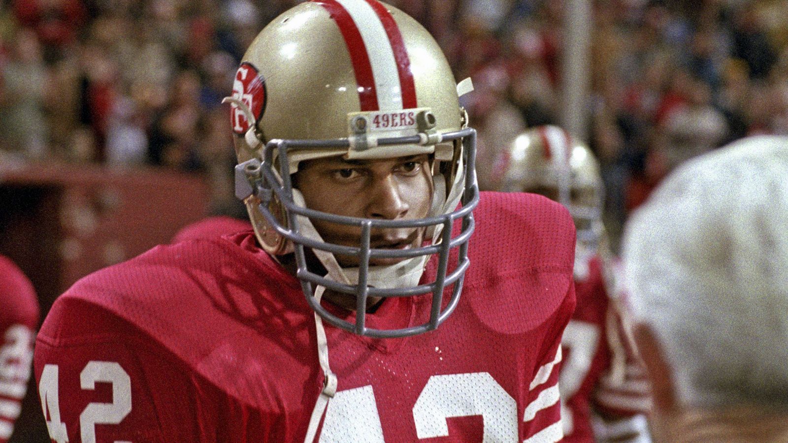 
                <strong>Ronnie Lott</strong><br>
                Aktiv: 1981 - 1995Positionen: Cornerback, SafetyTeams: San Francisco 49ers, Los Angeles Raiders, New York Jets, Kansas City ChiefsErfolge: 4x Super Bowl-Sieger, 10x Pro Bowl
              