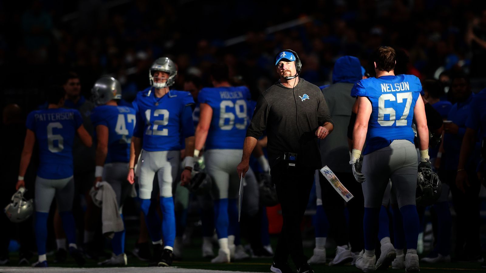 
                <strong>Detroit Lions</strong><br>
                Von jenen Löchern haben die Detroit Lions wohl mit am meisten, gerade in der Defense. Die Defense gehörte 2021 zu den schlechtesten der NFL, spielte aber, wie es Head Coach Dan Campbell vorlebt, stets mit Herz. Wenn zu dem Herz nun auch individuelle Klasse kommt, könnten die Lions mehr als nur drei Siege holen. Jared Goff bekommt noch ein Jahr, um sich zu bewiesen und mit T.J. Hockenson, Amon-Ra St. Brown, D.J. Chark und D'Andre Swift hat er auch durchaus Potential in der Offense, um genau das zu tun.
              