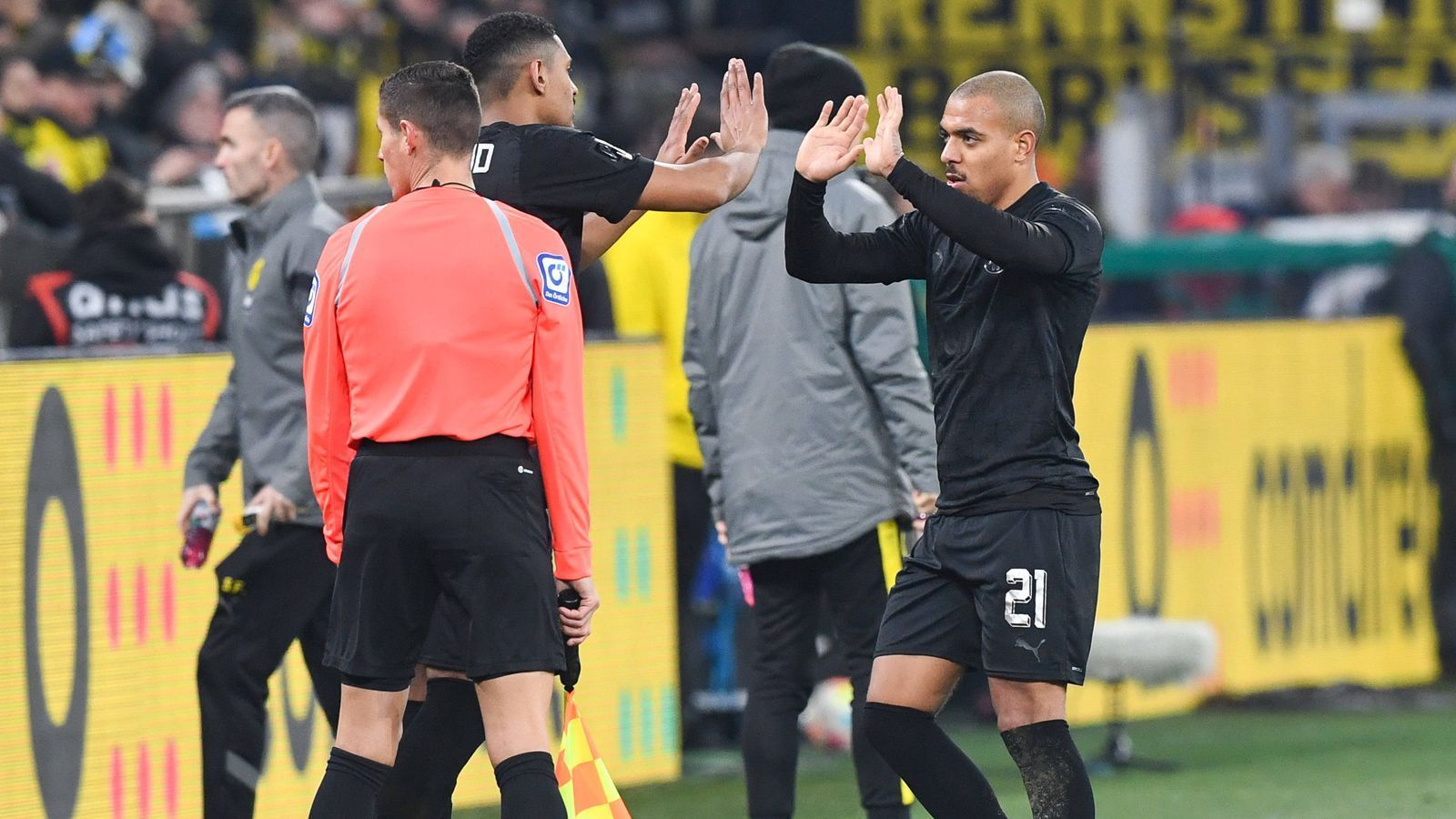 
                <strong>Sebastien Haller</strong><br>
                Auch Stürmer-Star Sebastien Haller kommt gegen die Hertha von der Bank, als sein Team mit 2:1 in Führung liegt. Er ersetzt Malen, hat anschließend keine entscheidende Offensivszene mehr. ran-Note: 3
              