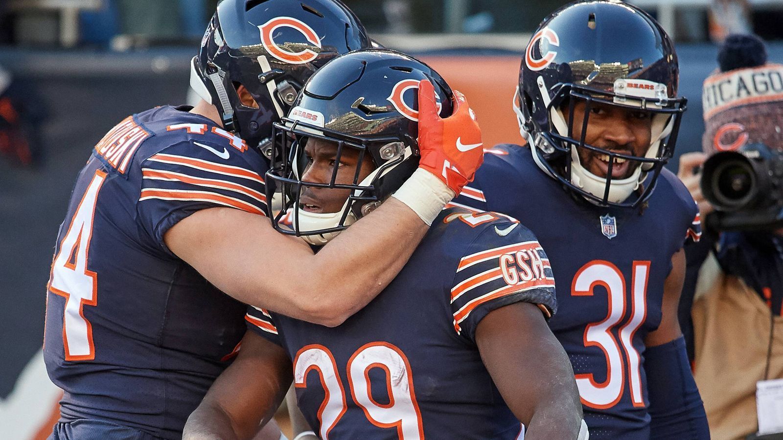 
                <strong>Gewinner: Chicago Bears</strong><br>
                Die nächste beeindruckende Vorstellung: Erst hat die überragende Defense der Chicago Bears die einst so mächtige Rams-Offense in der Vorwoche bei mickrigen sechs Punkten gehalten, nun die Green Bay Packers um Superstar-Quarterback Aaron Rodgers bei nur einem Touchdown. Der Lohn: Der Titel in der NFC North und die erste Playoff-Teilnahme seit 2010. Und klar ist: Da geht noch mehr.
              