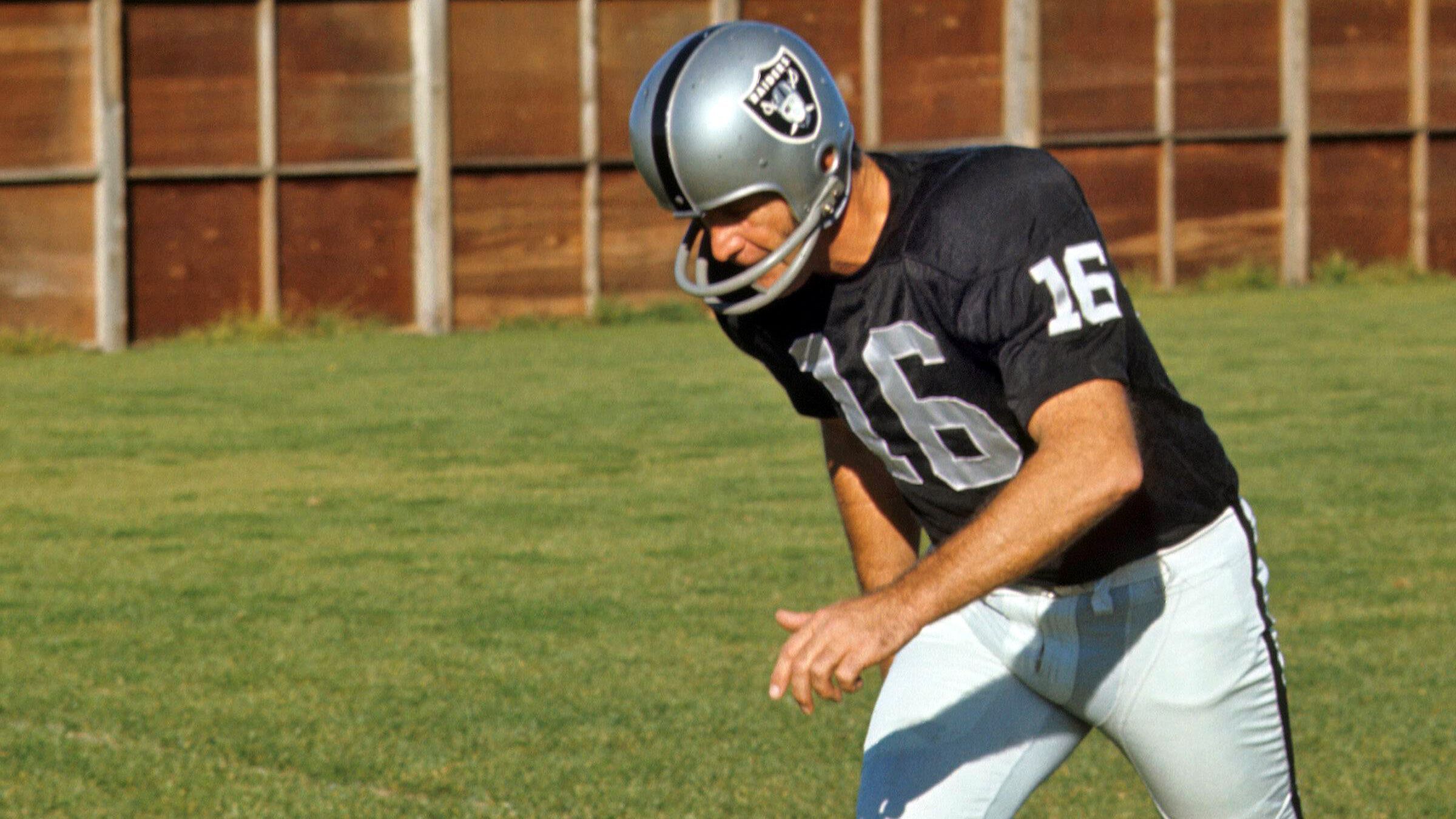 
                <strong>Platz 3: George Blanda, 218 Siege</strong><br>
                Teams: Chicago Bears, Baltimore Colts, Chicago Bears, Houston Oilers, Oakland RaidersGeorge Blanda spielte von 1949 bis 1975 in der NFL bzw. AFL und war nicht nur als Kicker, sondern viele Jahre auch als Quarterback aktiv. In seiner Karriere warf er 236 Touchdowns und 277 Interceptions und verwandelte 335 von 639 Field-Goal-Versuchen. Für heutige Standards sind das miserable Statistiken, doch zu seiner Zeit war Blanda ein Star. Er gewann dreimal die AFL und wurde 1961 sogar zum MVP gewählt. 26 Saisons spielt er in der NFL und AFL, bis heute einsamer Rekord.
              