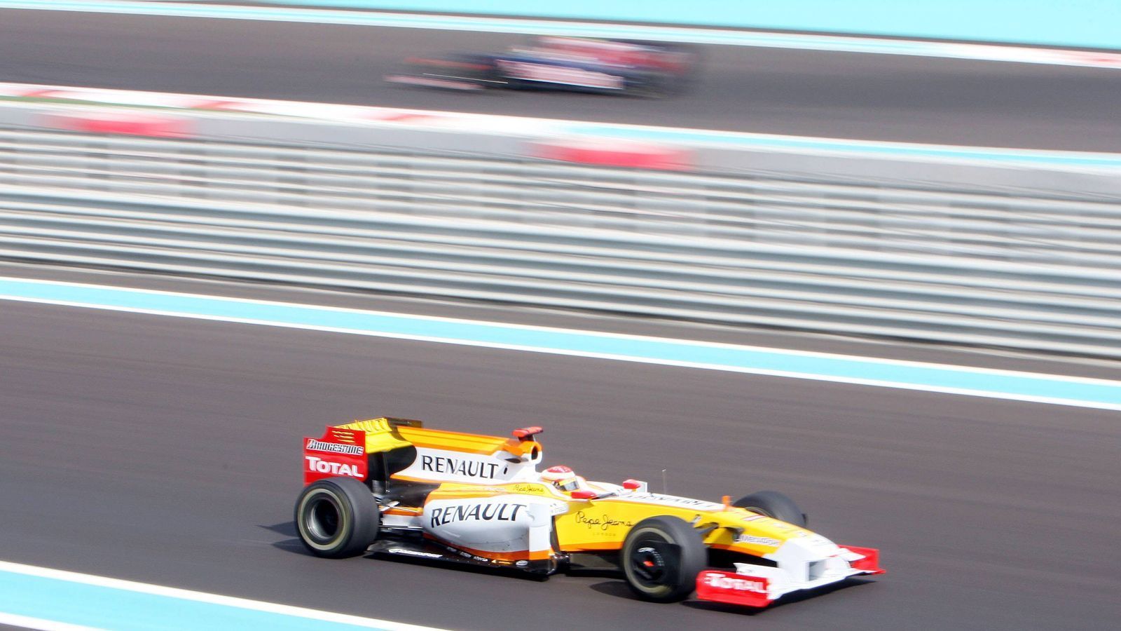 
                <strong>Formel 1: Fernando Alonsos spektakuläre Karriere</strong><br>
                Alonso und McLaren gehen nach nur einem Jahr wieder getrennte Wege, Alonso zurück zu Renault, wo er die Saisons 2008 und 2009 verbringt. Zwei mäßige Jahre ohne Aussicht auf den Titel. Schlagzeilen macht der Skandal von Singapur: Briatore hat Nelson Piquet angewiesen, in eine Mauer zu fahren, Alonso nutzte die Safety-Car-Phase und gewann. Briatore nimmt seinen Hut, Alonso leugnet bis heute jegliches Wissen um den Betrug.
              