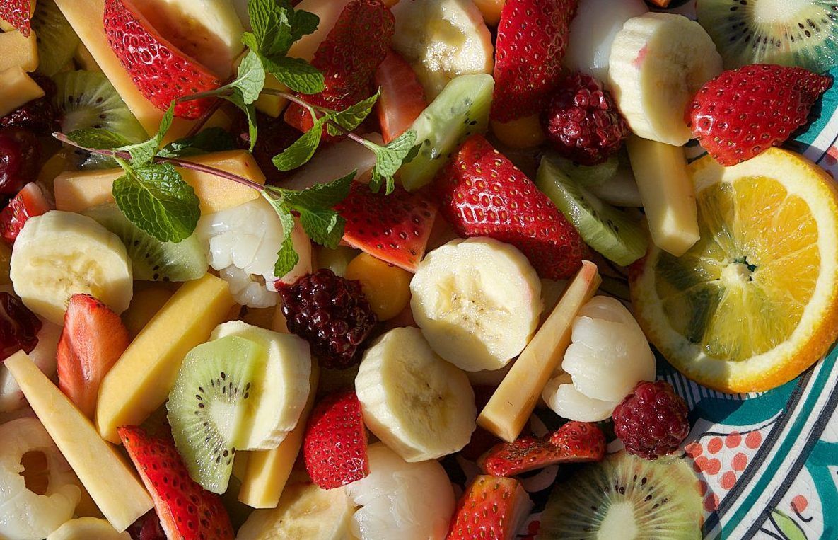 Wenn du deinen Obstsalat aufpeppen willst, bist du mit Litschis gut bedient. Das besondere Aroma sorgt für einen exotischen Touch. 