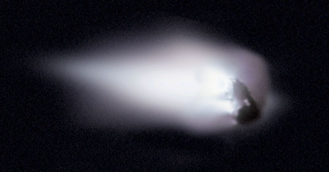Der Meteorproduzent Halley ist der bekannteste aller Kometen. Benannt nach dem Astronomen Edmond Halley sorgte der Brocken aus Eis und Gestein mit seinem auffälligen Schweif schon im Mittelalter für Aufmerksamkeit - und Angst vorm Weltuntergang. Zuletzt war er 1986 von der Erde aus zu sehen, das nächste Mal taucht der zehn Kilometer große Koloss 2061 auf.